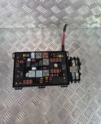 Opel Zafira C Fuse module 13368645