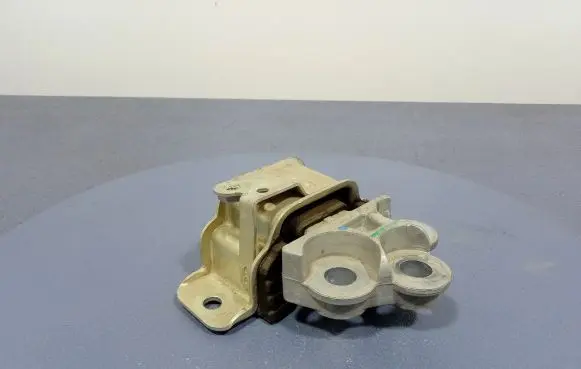 Engine mount vacuum valve