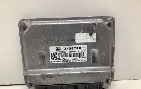 Volkswagen Golf V Engine control unit/module 06A906033JA