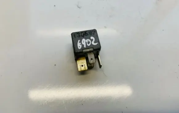 Audi A4 S4 B5 8D Other relay 8d0951253