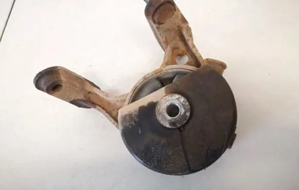 Toyota RAV 4 (XA30) Engine mount bracket