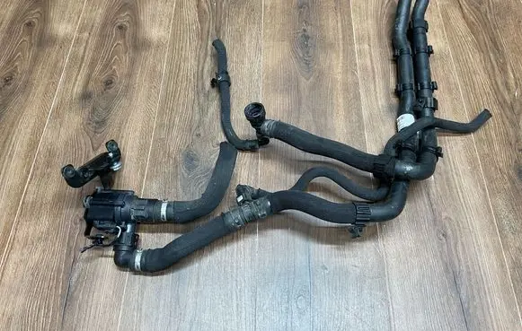 Land Rover Range Rover Velar Engine coolant pipe/hose M8A28B500BB M8A218C266HB