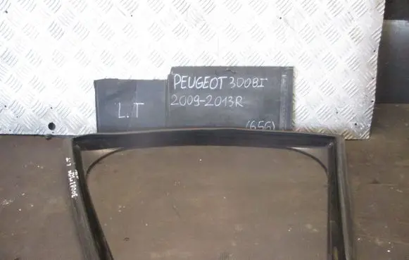 Peugeot 3008 I Rubber seal loading door 