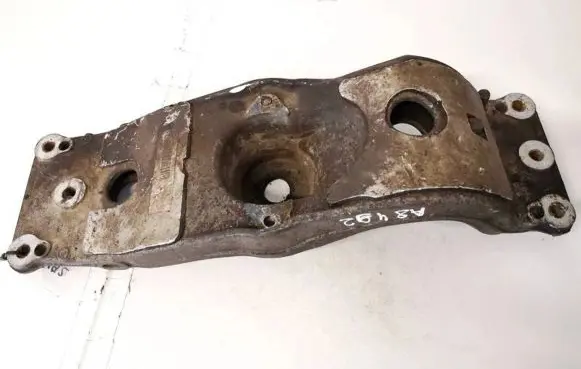 Engine mounting bracket