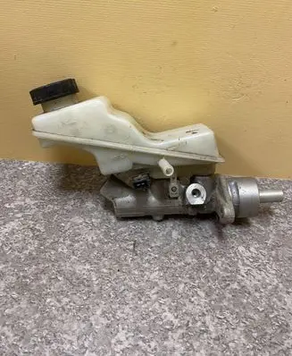Toyota Avensis T220 Master brake cylinder 25113379
