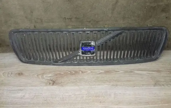 Volvo V70 Front bumper upper radiator grill 9190385