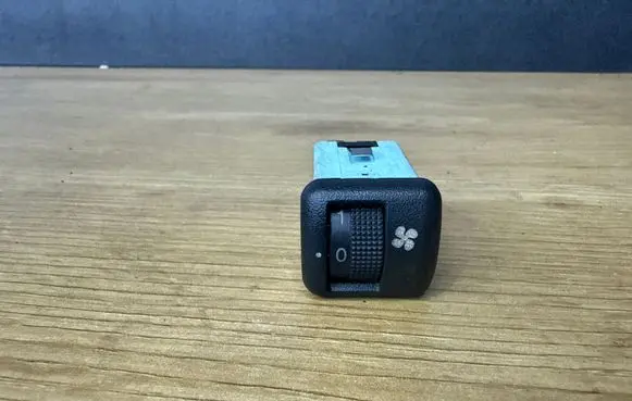 Opel Vivaro Interior fan control switch 90582114