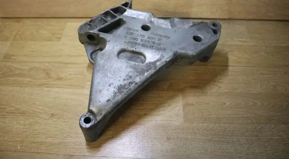 Volkswagen PASSAT B6 Engine mounting bracket 03G199207F