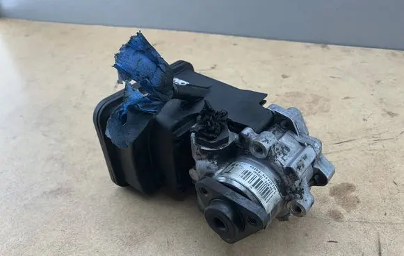 BMW 3 E46 Power steering pump 6756575 32416756575
