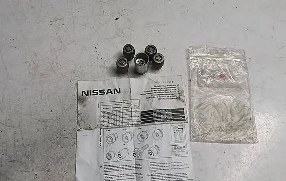 Nissan Note (E12) Anti-theft wheel nuts and lock 