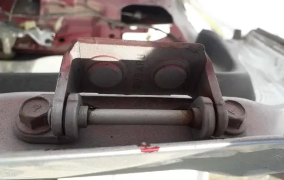 Subaru Outback Tailgate/trunk/boot hinge