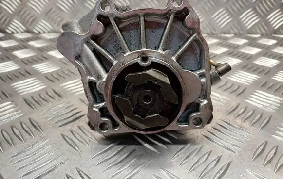 Opel Astra J Vacuum pump 55205446