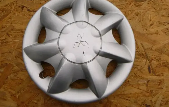 Mitsubishi Colt R13 wheel hub/cap/trim MZ311424