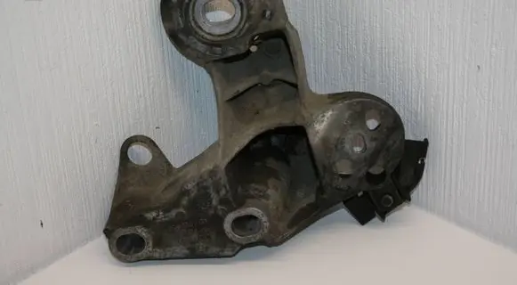Volkswagen PASSAT B5.5 Engine mounting bracket 4B0199352B