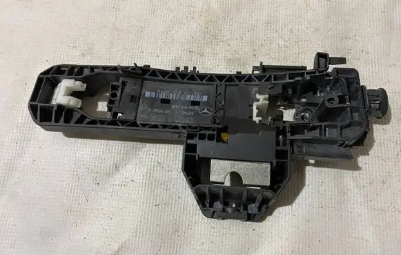 Mercedes-Benz C W204 Front door interior handle A2047602134 2047602134