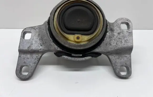 Volvo V40 Engine mount bracket