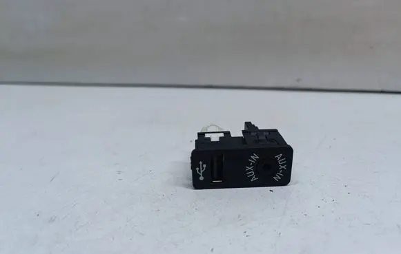 BMW 3 F30 F35 F31 AUX in-socket connector 9229246 84109229246