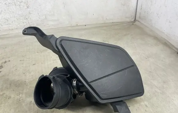 BMW 5 G30 G31 G38 Intake resonator 8591849