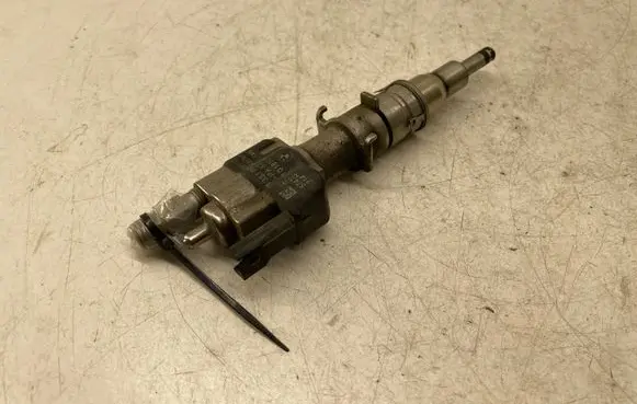 BMW 5 F10 F11 Fuel injector 7585261