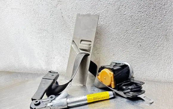 Opel Insignia A Front seatbelt 13303851 M111