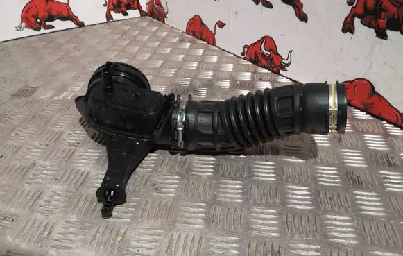 Maserati Levante Turbo air intake inlet pipe/hose 670105374 670038728 72443166