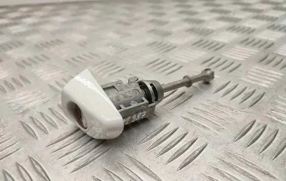 Opel Combo E Front door lock (next to the handle) 