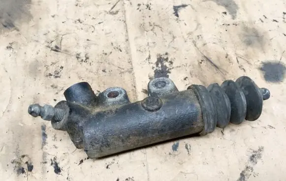 Toyota Corolla E120 E130 Clutch slave cylinder 