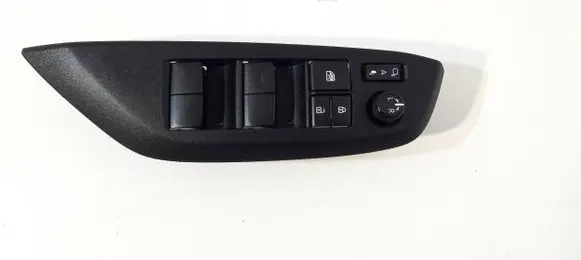 Toyota Yaris Cross Electric window control switch 840400D020