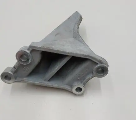 Nissan Leaf II (ZE1) Engine mounting bracket