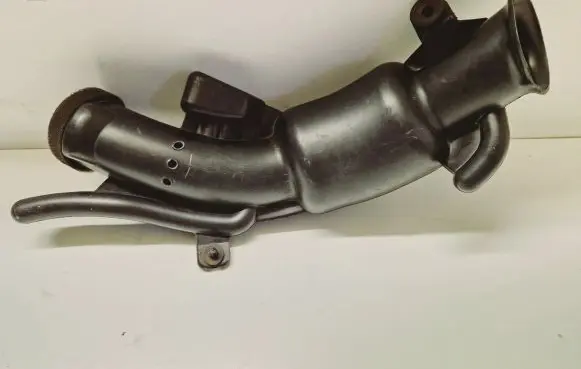 Chrysler Town & Country V Air intake hose/pipe 04880532AB