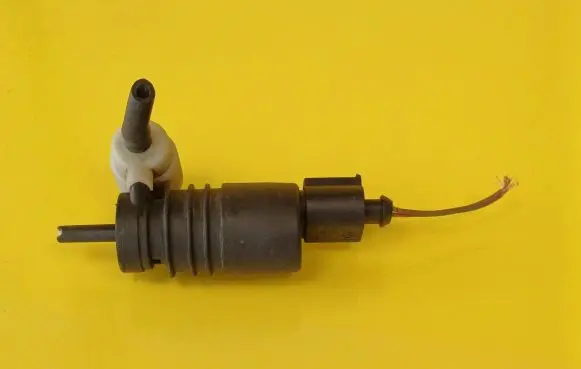 Mercedes-Benz E W210 Windscreen/windshield washer pump A0335450228
