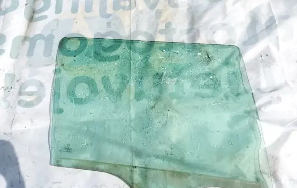 Rear door window glass