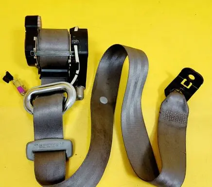 Volkswagen Golf IV Front seatbelt 1J4857705