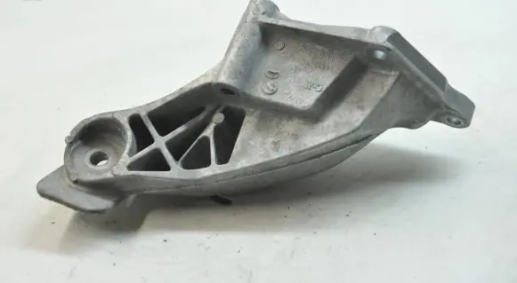 Engine mounting bracket