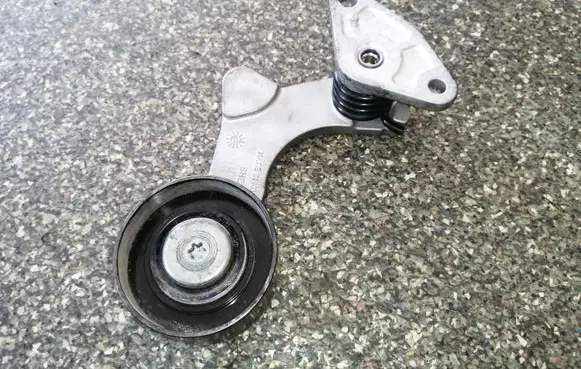 Hyundai Ioniq Generator/alternator belt tensioner 2528103HA0