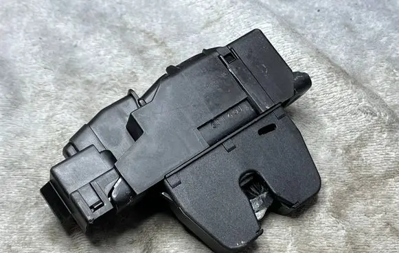 Citroen C4 II Rear glass lock/latch 9804762080