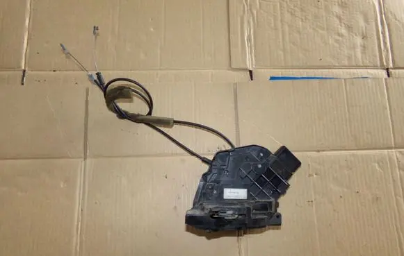Mazda 3 I Front door lock
