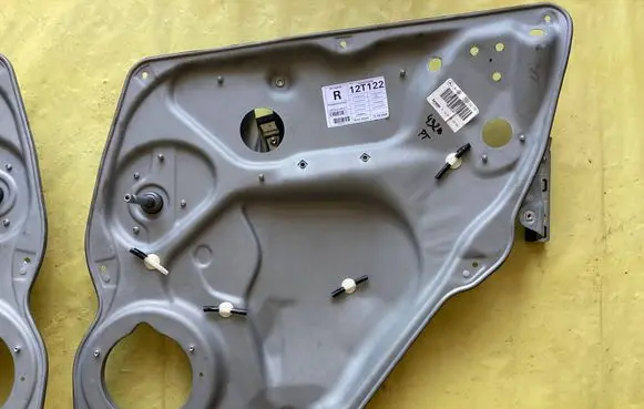 Rear door manual window regulator