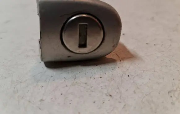 Volkswagen PASSAT B5 Front door lock (next to the handle) 3B0837167 3B0837168