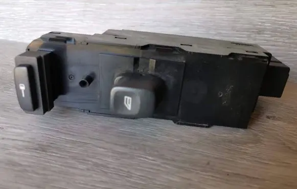 Volvo V70 Electric window control switch 8682950