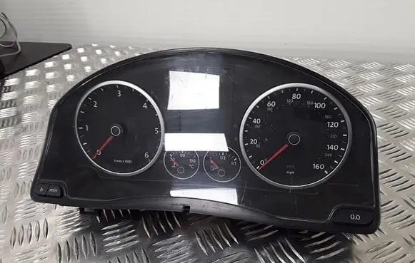 Volkswagen Tiguan Speedometer (instrument cluster) 5N0920970D