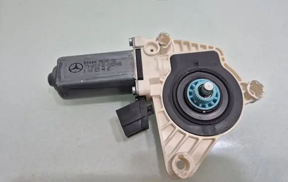 Mercedes-Benz B W245 Front door window regulator motor A1698204442