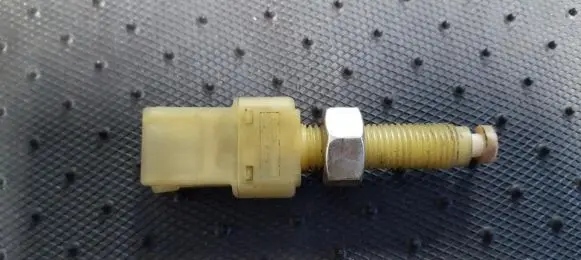 Volkswagen PASSAT B5 Brake pedal sensor switch 443945515