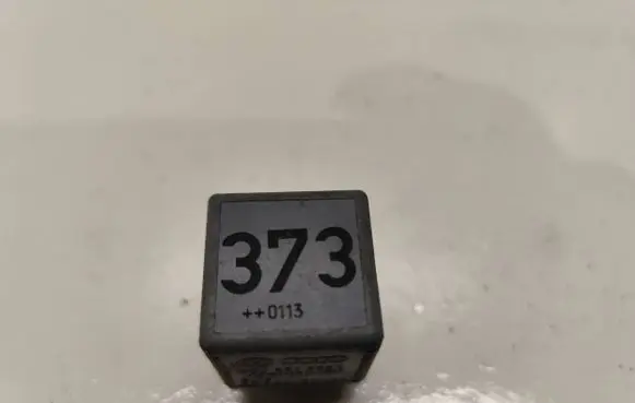 Volkswagen PASSAT B5 Other relay 8D0951253A
