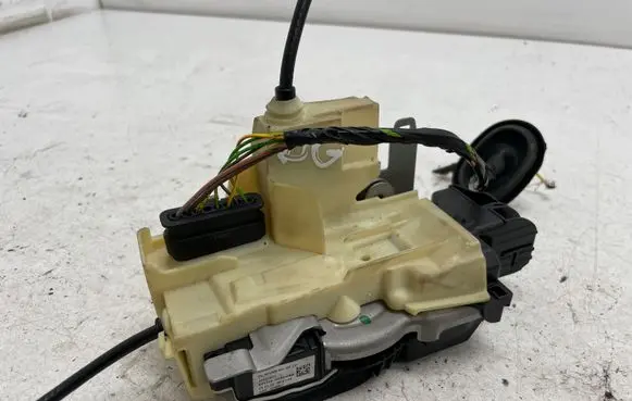 Volvo XC40 Rear door lock 32131411