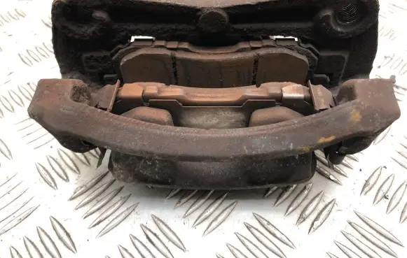Nissan Juke I F15 Front brake caliper