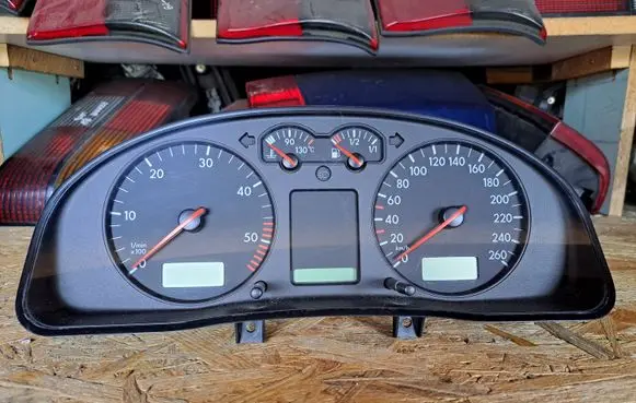 Volkswagen PASSAT B5 Speedometer (instrument cluster) 3B0920802F 110008960044