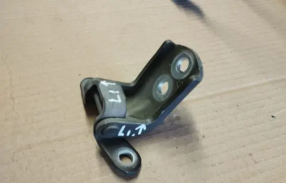 Nissan Note (E11) Front door upper hinge