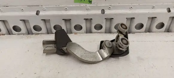 Iveco Daily 4th gen Sliding door upper roller guide/hinge 107117