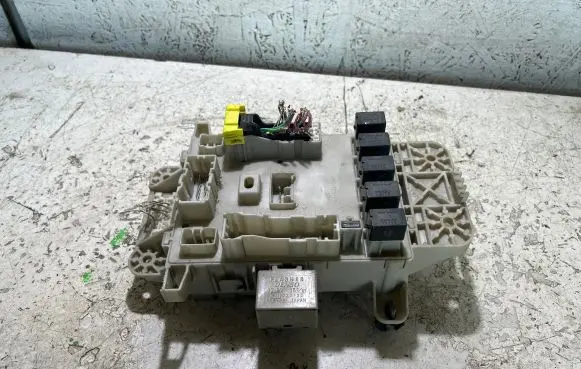 Toyota RAV 4 (XA20) Fuse module 8198050030 0665004650